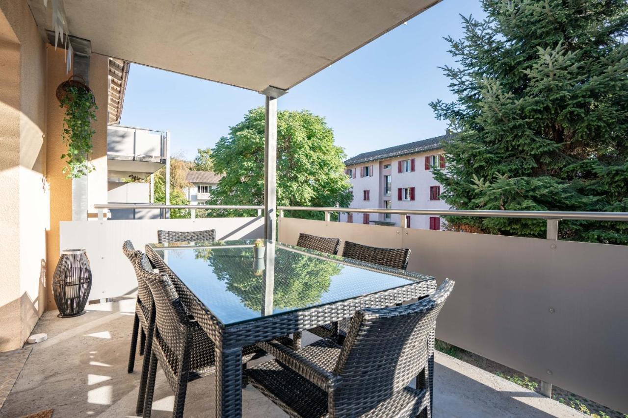 Moderne Mit Parkplatz